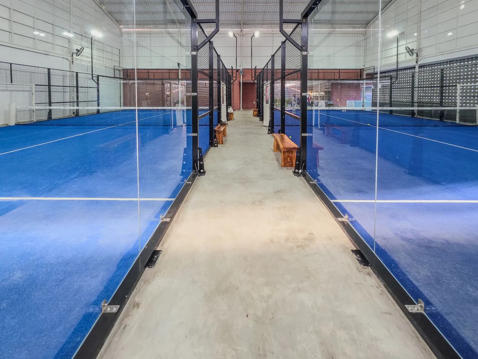 Cancha de pádel con cristal panorámico